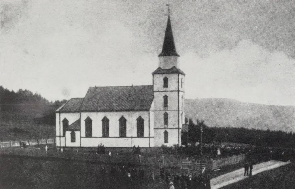 Markabygda kirke, bilde gjengitt i Reidar Bolling: Kristenliv i Skogn (1950), s. 73.