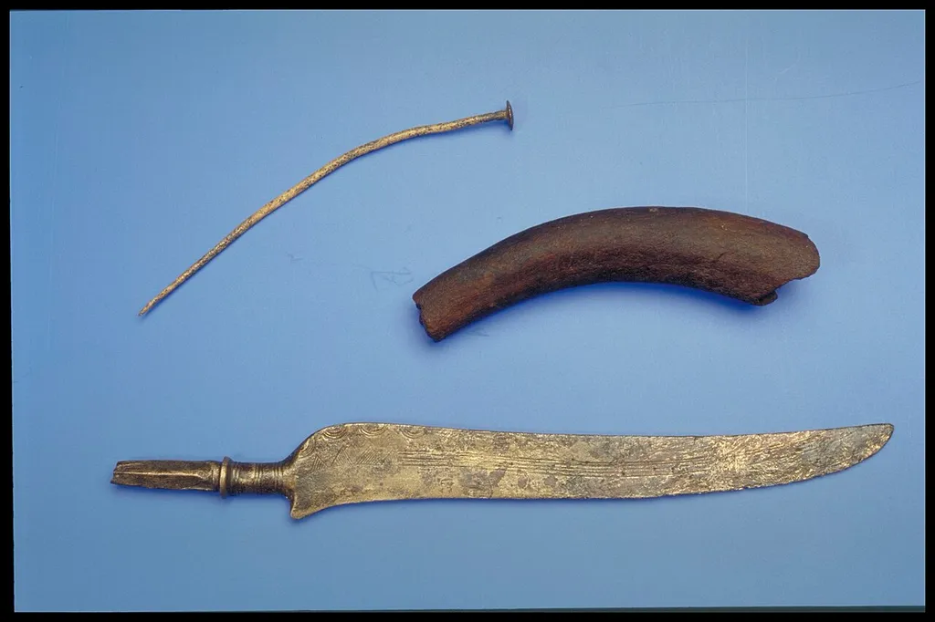 Bildarchiv der Kantonsarchäologie Aargau Kürzel/FotoNr.: BS.000.1.7.1 Archiv Nr. Col./Dig.: 25370 ImageAccessId: 2440 Objekte: Geweihgriff, Gewandnadel, Bronzemesser Fundort: Beinwil am See, Ägelmoos Jahr Fund: 2000 Jahr Aufnahme: 2012 Beschreibung: Das Messer diente als Küchenuntensil und Werkzeug. Der Griff bestand vmtl. aus Hirschgeweih. Die Gewandnadel wurde verwendet, um Kleider zusammenzuhalten. Verzierungen waren von der aktuellen Mode abhängig und veränderten sich mit der Zeit. Datierung: Spätzbronzezeit, ca. 1000 v. Chr. Ausstellungsort: Museum Burghalde Lenzburg