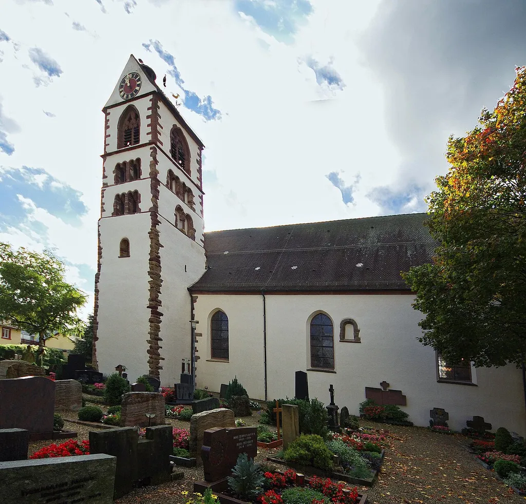 Blick von Norden auf die St. Gallus Kirche in Kirchzarten. Zu sehen ist auch das romanische Fenster