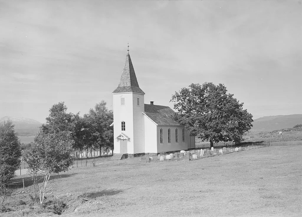 Bildet er hentet fra Nasjonalbibliotekets bildesamling. Anmerkninger til bildet var: Fotograf ukjent. Innbjoa, Vindafjord, Rogaland. Bjoa kyrkje / Bjoa kirke fra 1895, ark. Hartvig Sverdrup Eckhoff