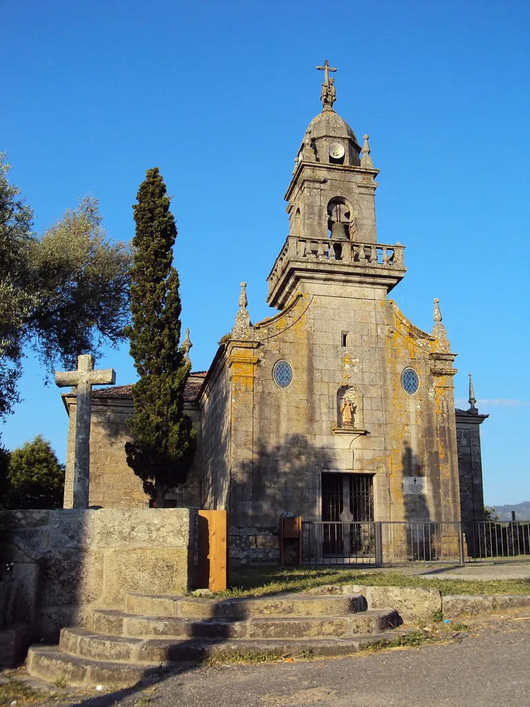 Iglesia parroquial de San Vicente de Mañufe en Gondomar, Galicia.