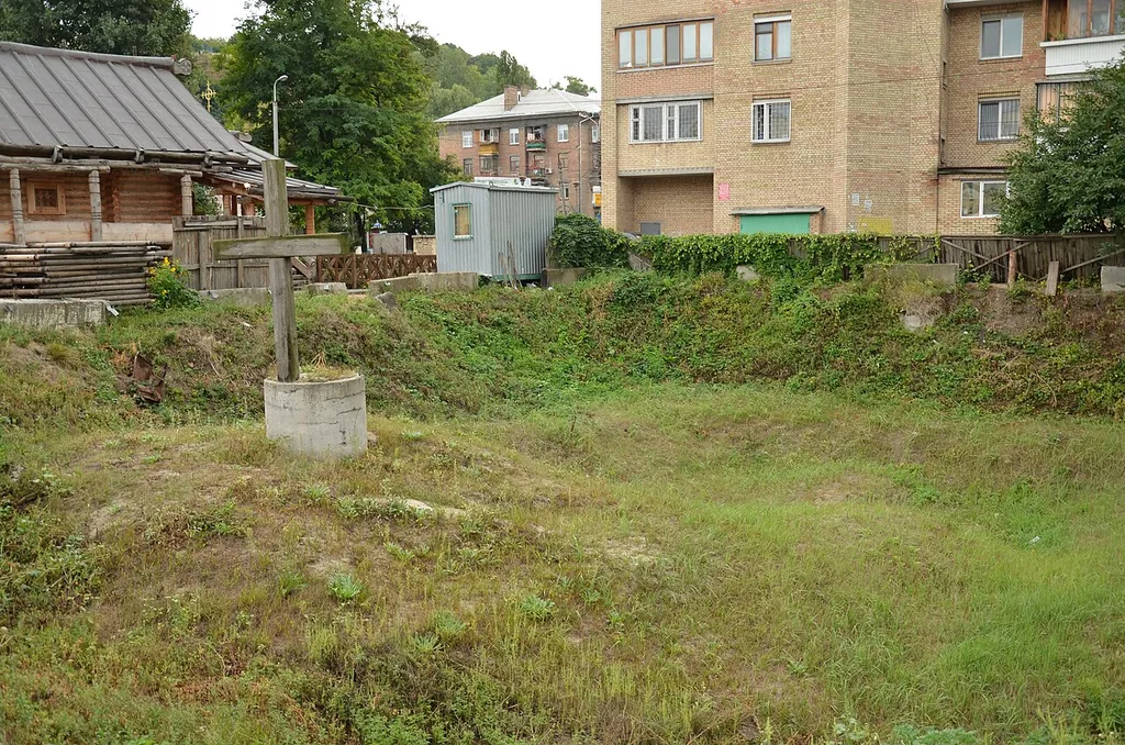 Фундаменти мурованої церкви, Київ, Юрківська вул., 3