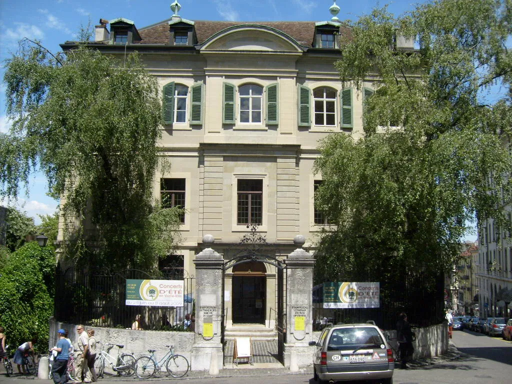 Façade principale de l'église évangélique luthérienne de Genève