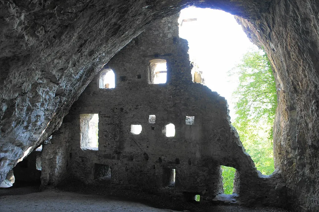 Ruine Wichenstein, innen, Gesamtansicht, links unten der heutige Eingang zur Höhlenburg, Blick gegen Nordosten (aussen)