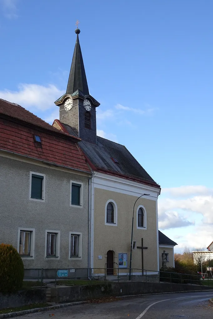 Kath. Filialkirche hl. Johannes d. T. und Figurenbildstock hl. Leopold