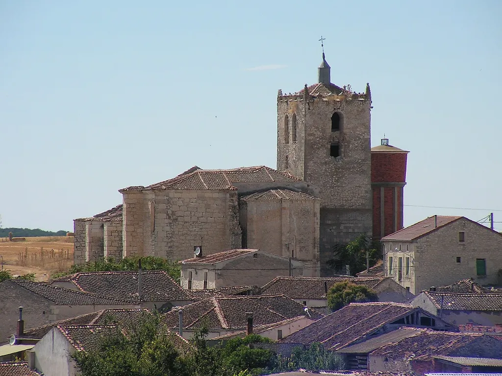 Iglesia de San Juan Bautista en Fuentes de Cuéllar (Segovia), vista desde el este