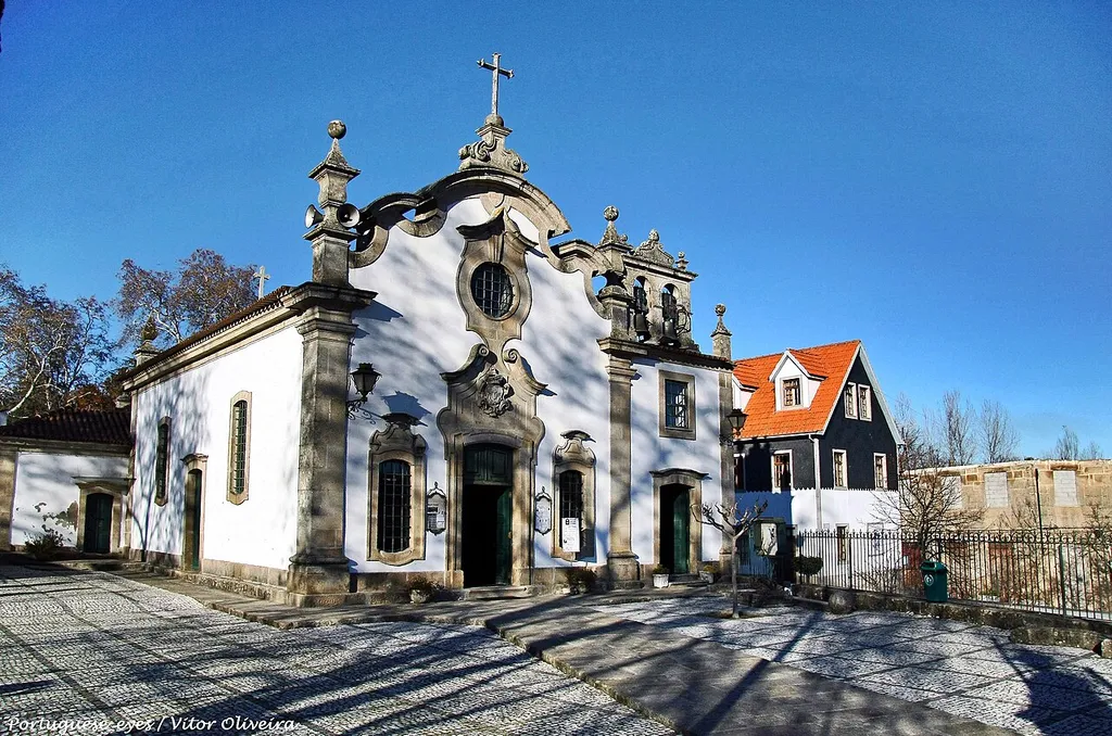 A Igreja de Nossa Senhora da Conceição da Ribeira é um templo da cidade de Viseu, freguesia de Abraveses, situando-se na margem direita do rio Pavia e data da segunda metade do século XVIII. Descrição É um pequeno e belo templo. A sua fachada foi desenhada em 1757 por António Mendes Coutinho, que no mesmo ano também desenhou a Igreja de Terceiros, trazendo para Viseu as linhas rococó das obras de André Soares (em Braga) e de Nicolau Nazoni (da Nossa Senhora dos Remédios, em Lamego) e renovando o desenho das igrejas e capelas do distrito. O interior possui três retábulos: o principal dedicado a Nossa Senhora da Conceição (imagem do século XVII) e os outros dois ao Sagrado Coração de Jesus e a Santo António. São da segunda metade do século XVIII. No século XX é arranjado o adro e fez-se a escadaria de acesso, dando um aspecto cenográfico ao conjunto. Já no século XXI, enquadrado no Programa Polis, a zona sofre um arranjo paisagístico que muito vem beneficiar o templo. <a href="https://pt.wikipedia.org/wiki/Igreja_de_Nossa_Senhora_da_Concei%c3%a7%c3%a3o_da_Ribeira_(Viseu)" rel="nofollow">pt.wikipedia.org/wiki/Igreja_de_Nossa_Senhora_da_Concei%C...</a>