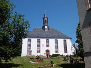 Kirche (mit Ausstattung), Kirchhof mit Einfriedung und Kriegerdenkmal auf dem Kirchhof Talstraße 33