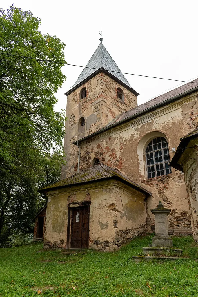 Kostel svatých Petra a Pavla ve vesnici Dolní Jamné v Plzeňském kraji