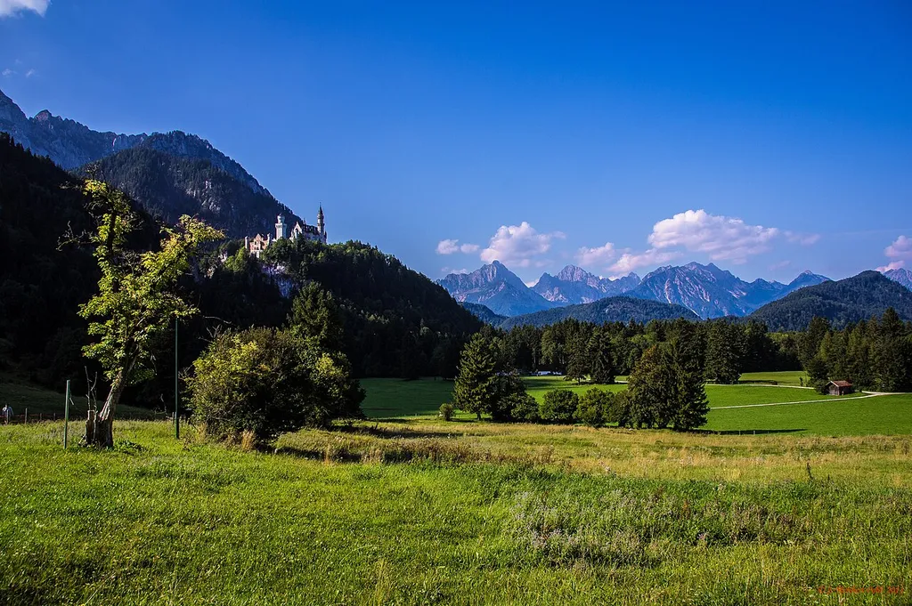 Der Schwangau bei Füssen im Allgäu mit Schloss Hohenschwanstein