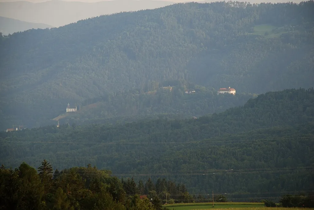 Hollenegg, Steiermark, Österreich: Schwanberg von St. Wolfgang aus (links St.Josef-Kirche, rechts Schloss) This media shows the protected monument with ObjektID 3530 in Austria. (Commons, de, Wikidata) This media shows the protected monument with ObjektID 3517 in Austria. (Commons, de, Wikidata)