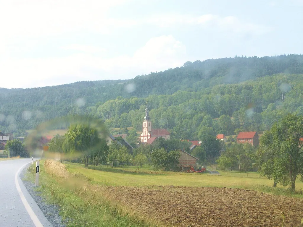 Fladungen in der Rhön: Blick auf den Ortsteil Leubach nach einem Gewitter aus Richtung Rüdenschwinden