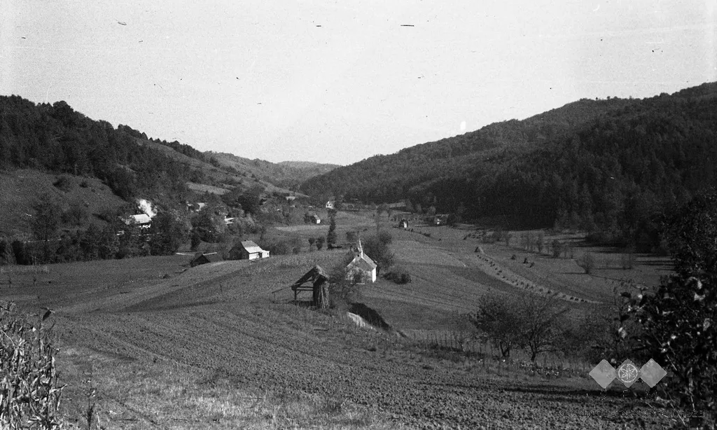 Pogled iz Zgornjega Lakenca v lakenško dolino, v sredi stara vaška cerkev.