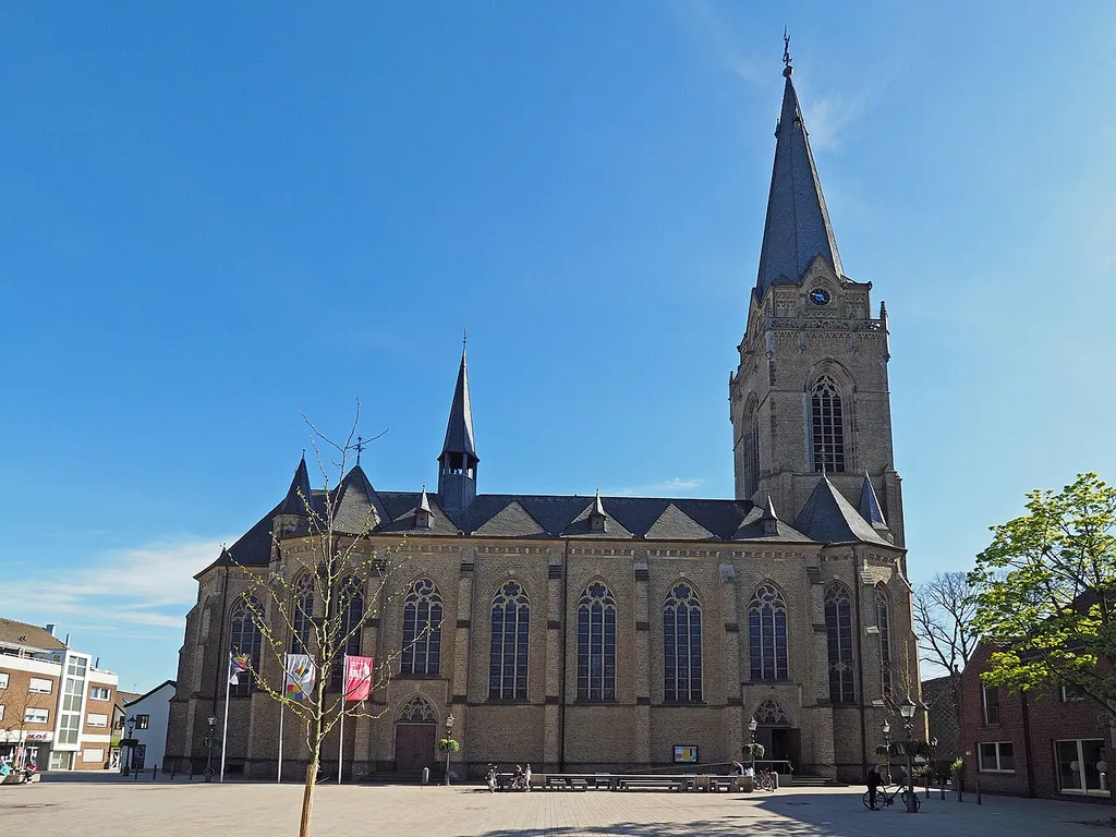St. Katharina (Willich): Von der Bahnstraße aus gesehen