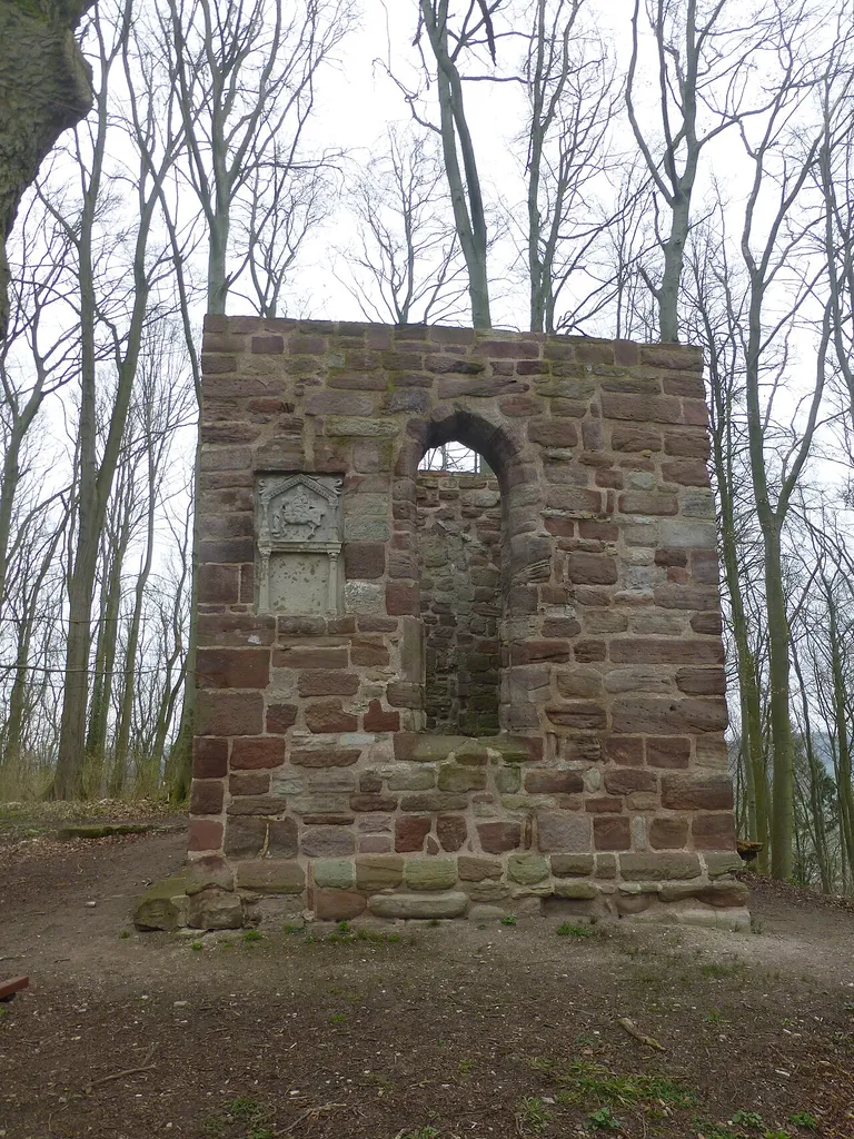 Ruinenrest der Burgkapelle "St. Michael" auf dem Rusteberg