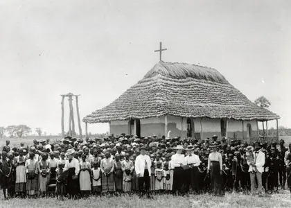 Finnish Misionary Martin Rautanen in Olukonda, South West Africa, 1899 Martin Rautanen med församling framför kyrkan i Olukonda 1899.