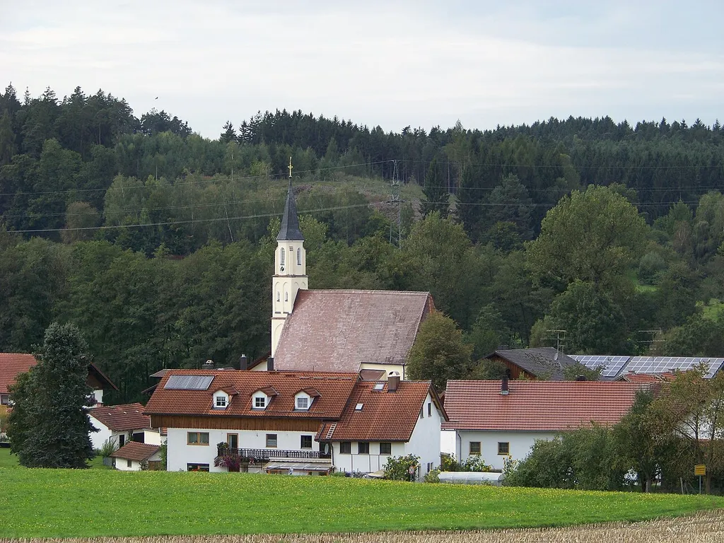 Pfarrkirchen, Obergrasensee 12. Katholische Filialkirche St. Ägidius, Saalbau, erbaut 1541, der neugotische Turm 1857; mit Ausstattung.