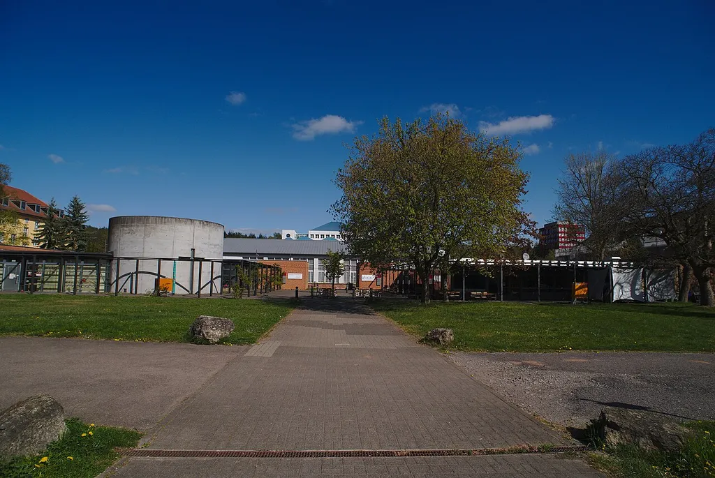 Der Campus der Universität des Saarlandes während eines notwendigen Besuchs in der Zeit des COVID-19 lockdowns. Den Campus so leer vorzufinden ist sonst eine Seltenheit, wenn nicht sogar unmöglich. Das Bild zeigt das Forum des Universität. Auf der Rechten befindet sich dabei das Ausländer-Café und auf der Linken das Gebäude der Katholischen Hochschulgemeinde mit der Universitätskirche Hl. Edith Stein.
