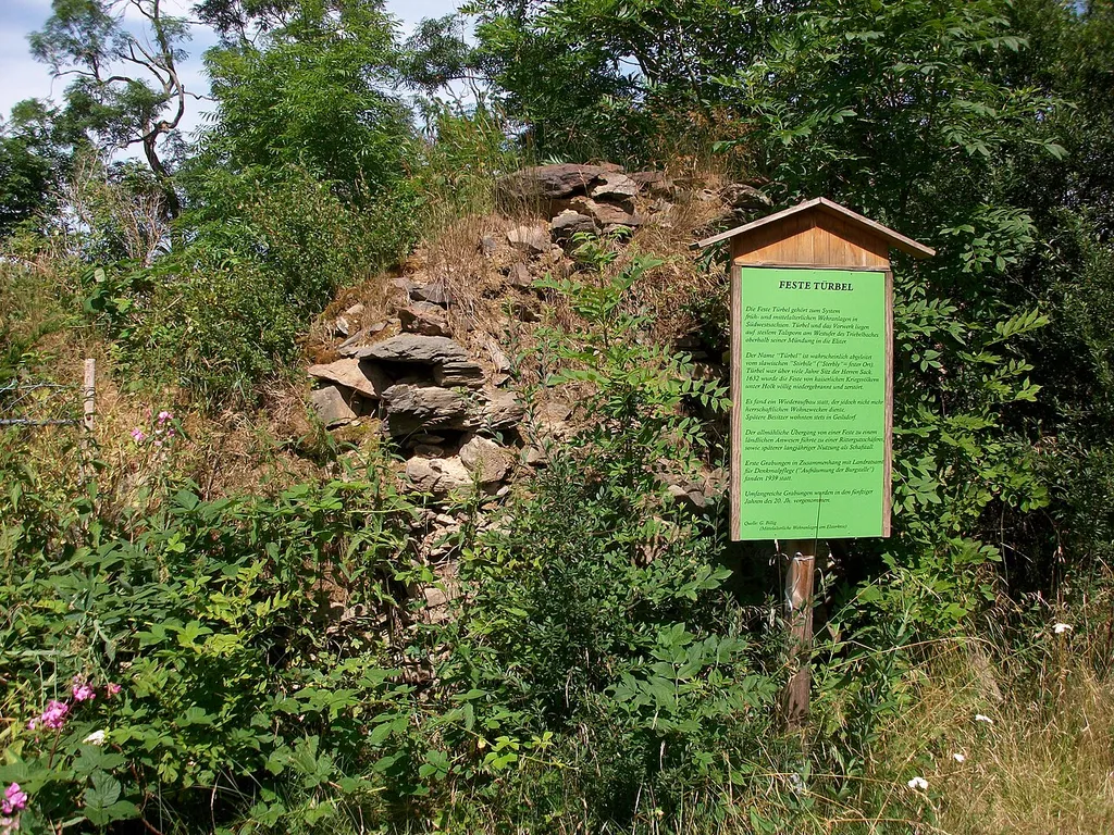 Feste Türbel mit Infotafel