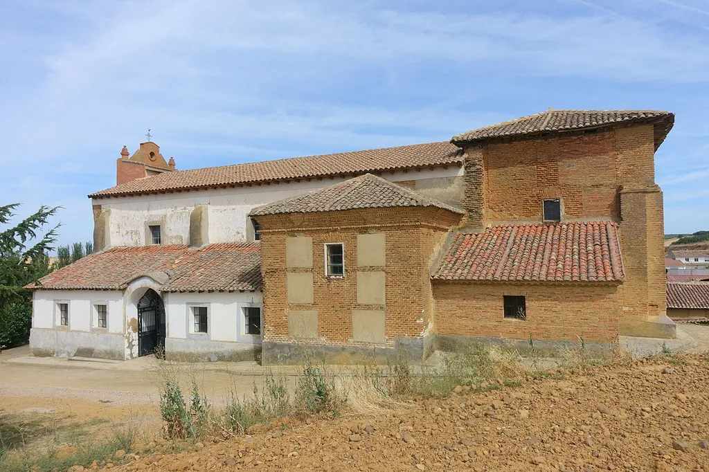 Vista lateral de la iglesia de Santiago Apóstol, en Ledigos (Palencia, España).