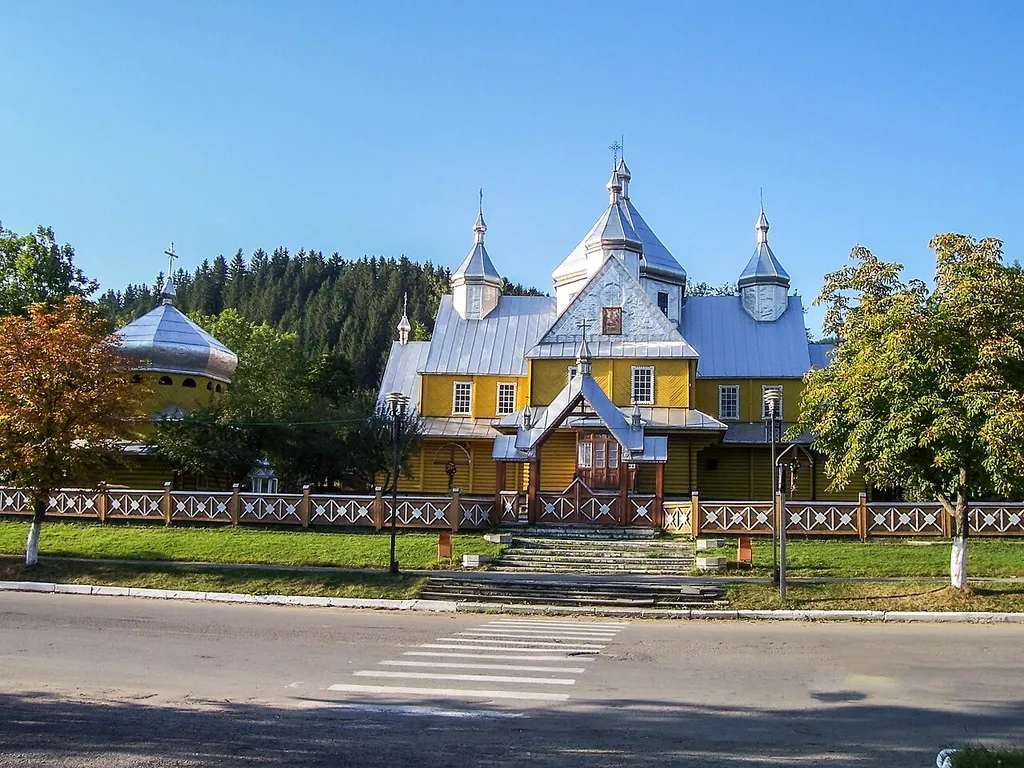 Церква Успіння Пресвятої Богородиці у Верховині є однією з найбільших дерев’яних архітектурних споруд в Україні.Споруда храму датується 18 століттям.