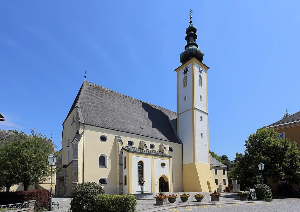 Katholische Pfarrkirche hl. Martin in der oberösterreichischen Stadt Peuerbach. Ursprünglich eine gotische Kirche. Nach dem Brand 1626 wurde die Kirche Mitte des 17. Jahrhunderts neu gewölbt und zum Teil barockisiert. Die Einrichtung stammt vorwiegend aus dem ersten Viertel bzw. Mitte des 18. Jahrhunderts.