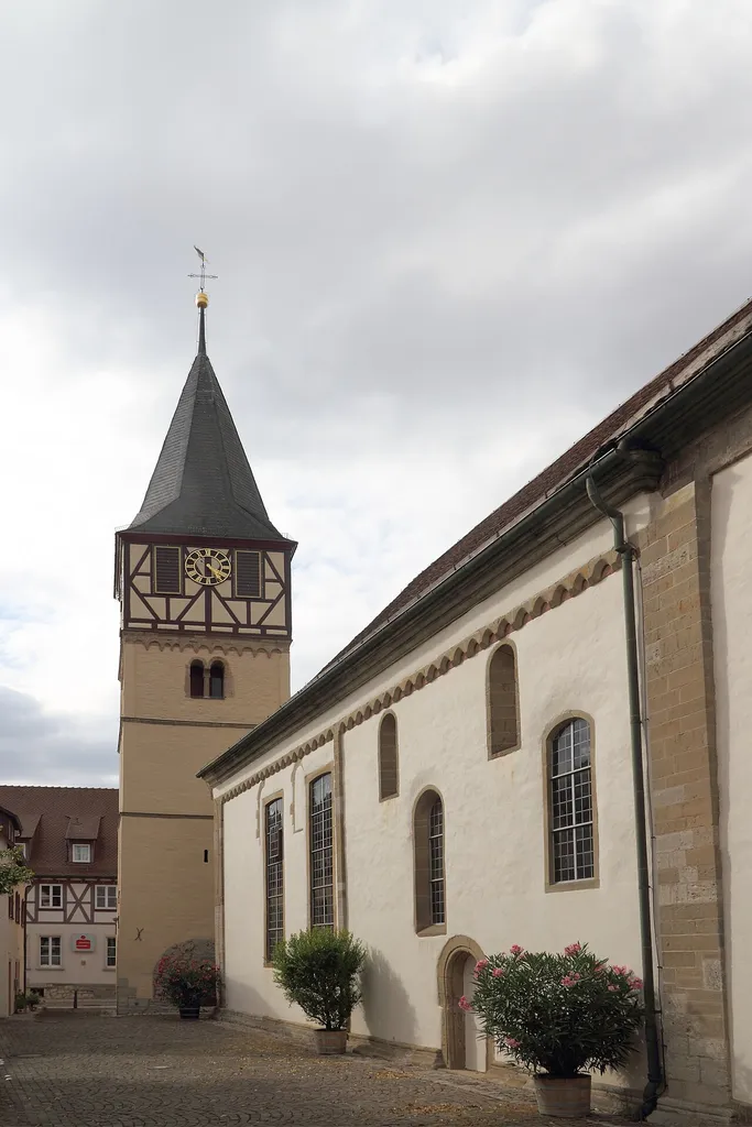 Der denkmalgeschützte, freistehende Kirchturm mit der evang. Jakobskirche in Niederstetten.