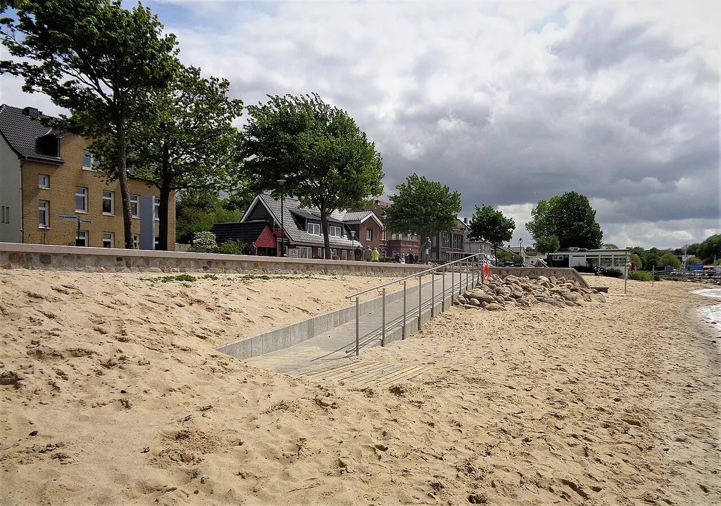 Diese Rampe erleichtert den barrierefreien Zugang zum Möltenorter Strand, Sie wurde im Mai 2022 offiziell freigegeben.