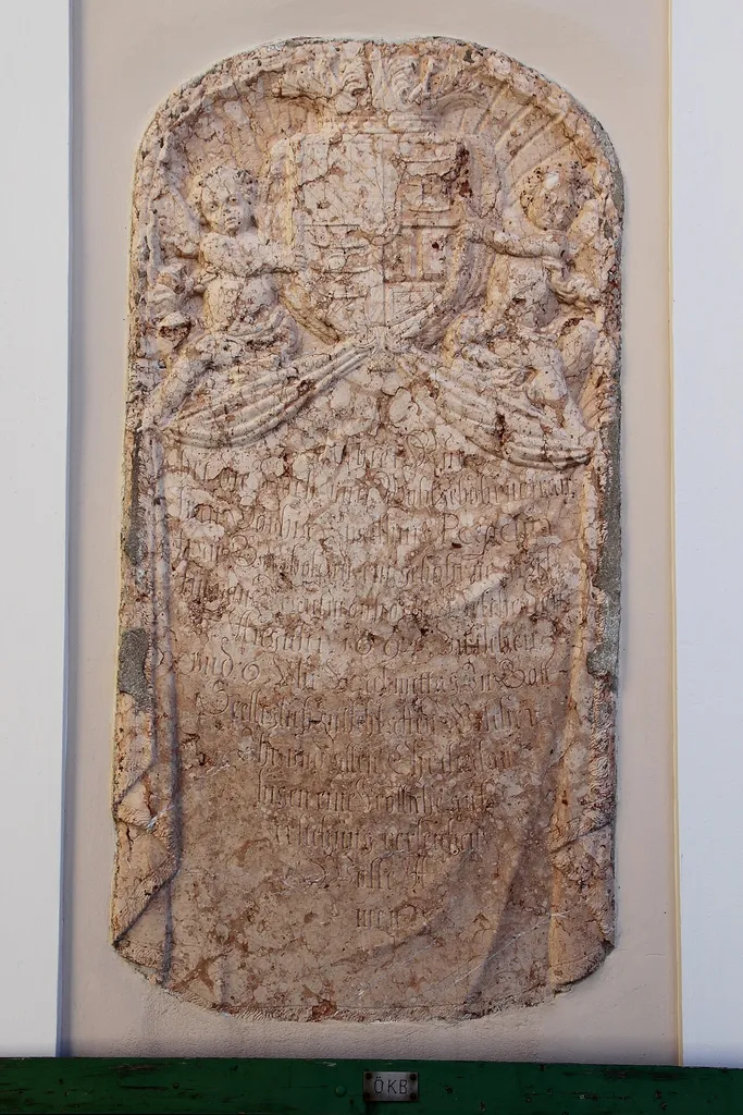 Wappengrabstein von Sophia Engelburg Barboldi († 1694) an der Leichenhalle in Feuersbrunn, ein Ortsteil der niederösterreichischen Marktgemeinde Grafenwörth.