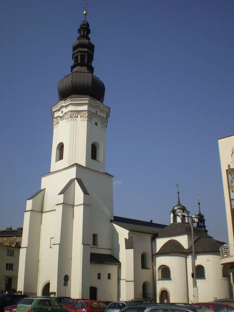 Boční pohled na kostel svatého Václava vedle Masarykova náměstí v Ostravě.