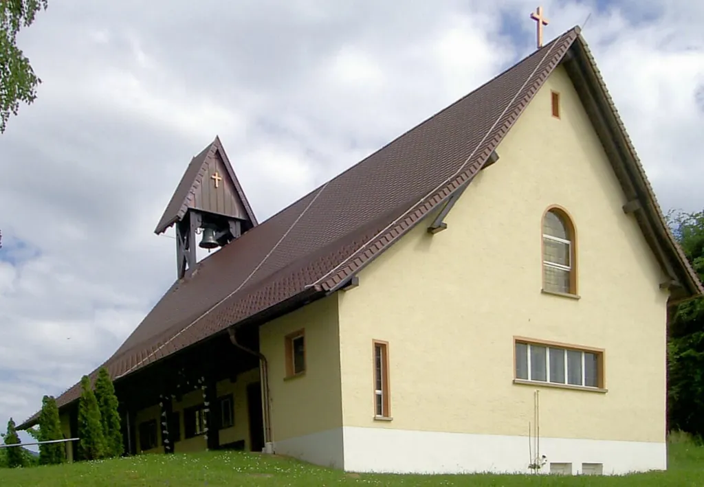 Nordwestseite der Evangelischen Friedenskirche im Müllheimer Ortsteil Vögisheim, Baden-Württemberg, Deutschland