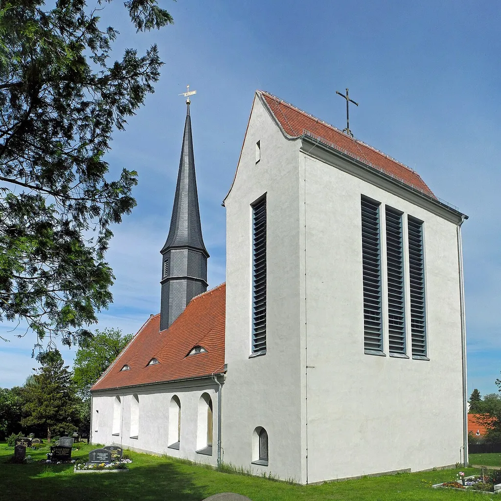 Evang.-lutherische Kirche mit Glockenturm des Architekten Rudolf Kolbe (1929) in Langebrück, Kirchstr. 44