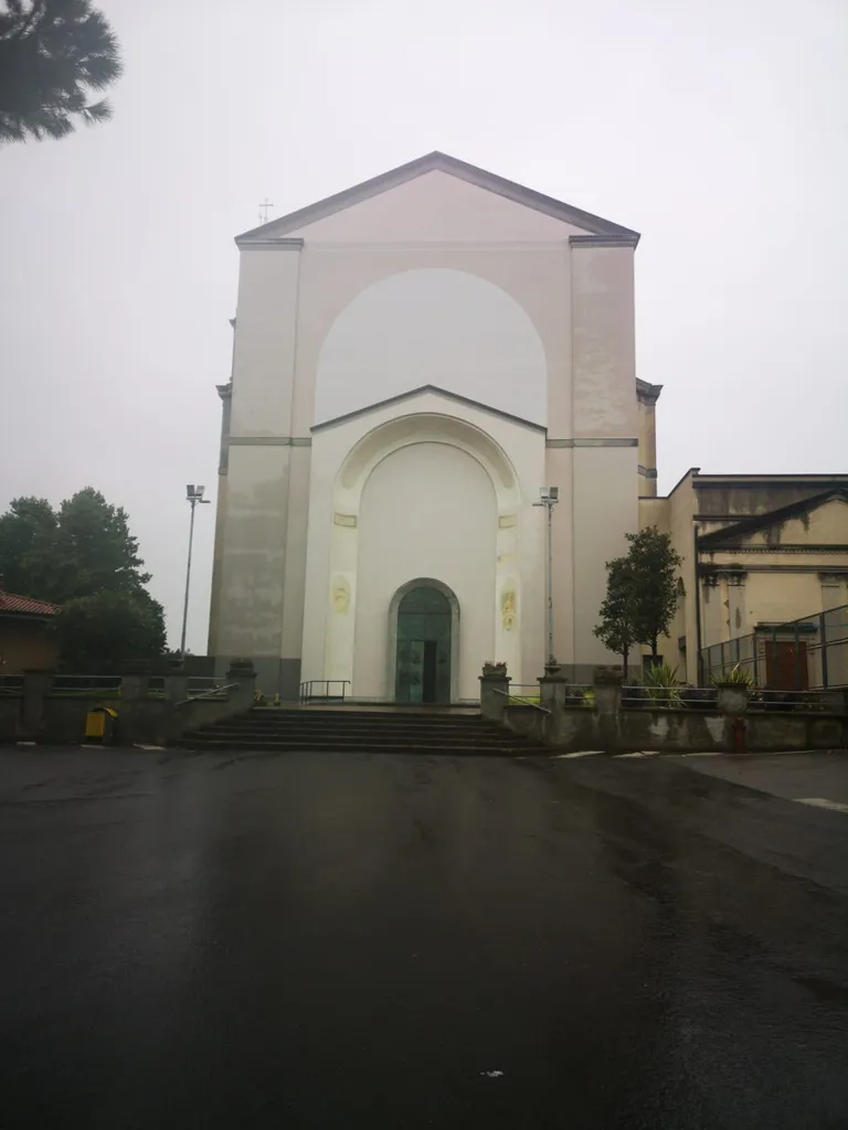 chiesa dei Santi Pietro e Paolo, Poco più di cinquant'anni fa, in tempi difficili sotto il profilo sociale, economico e politico, si diede inizio ai lavori per l'ampliamento della chiesa parrocchiale, che poi di fatto si tradusse nella costruzione di un nuovo tempio, in sostituzione di quello che era stato riedificato verso la fine del XVIII secolo.