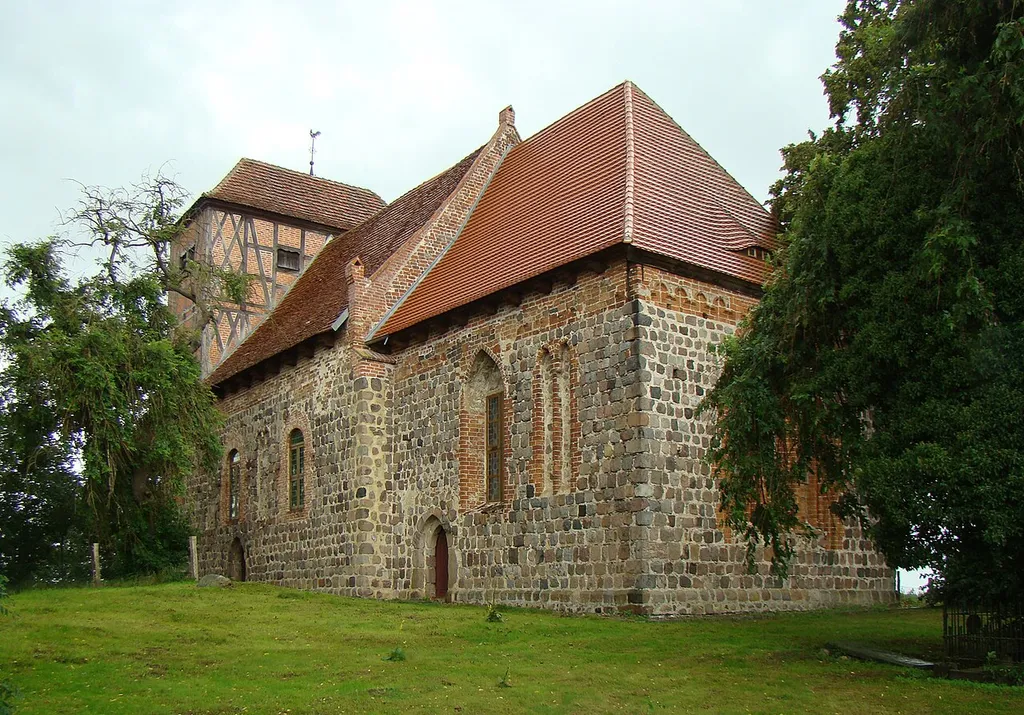 Dorfkirche in Vielist. Foto: Peter Schmelzle 2011
