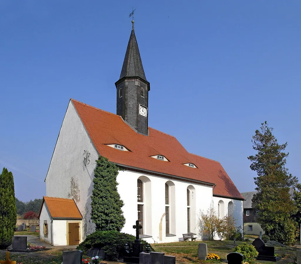 18.10.2018 01833 Wilschdorf (Dürrröhrsdorf-Dittersbach), Am Schulweg (GMP: 51.055792,14.001077): Die Wilschdorfer Kirche stammt vermutlich aus dem 13. Jahrhundert. Ursprünglich als Kapelle entstanden, wurde sie im Laufe der Jahrhunderte zu einer Kirche ausgebaut. Die Saalkirche erhielt 1661 einen Dachreiter und 1678 den gerade geschlossenen Chor. Sicht von Südwesten. [SAM8222.JPG]20181018110DR.JPG(c)Blobelt