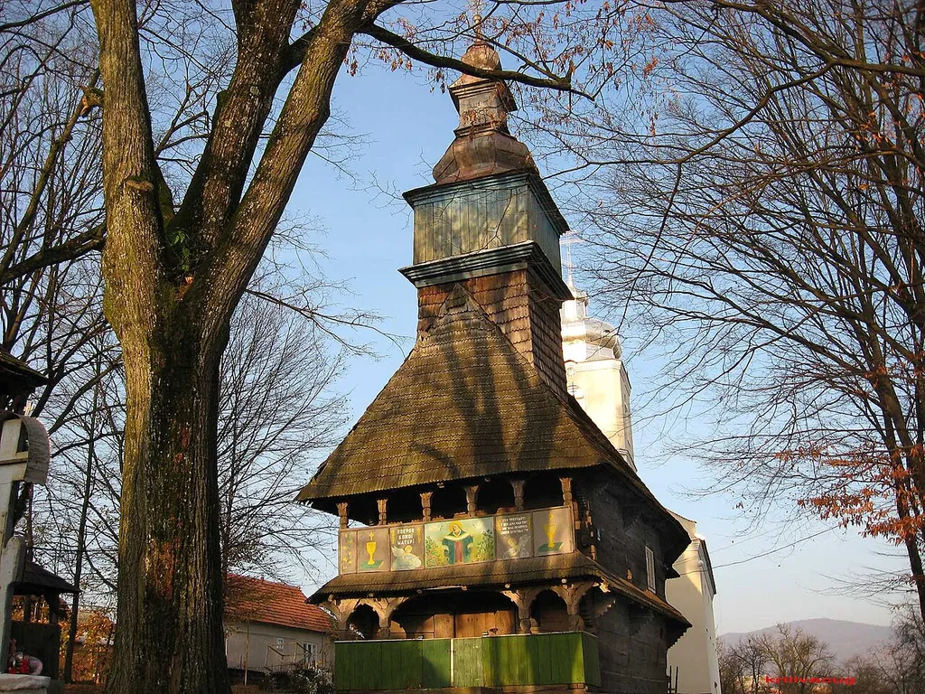 Дерев'яна церква в селі Дешковиця. Іршавського району Закарпатської області. Храм Покрови Пресвятої Богородиці. - XVIII століття.