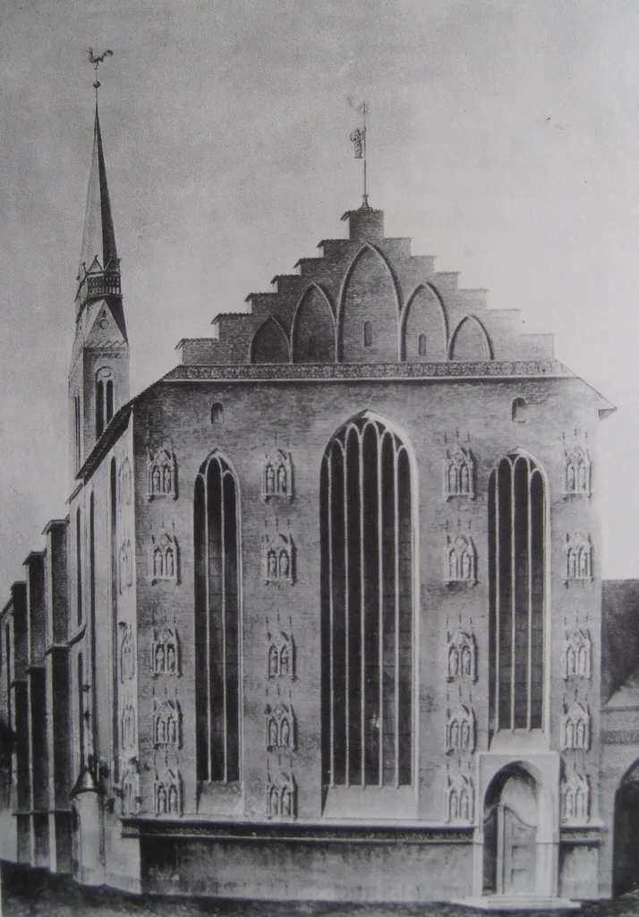 Die gerade Ostseite mit dem Chorabschluß der 1818 abgebrochenen Maria-Magdalena-Kirche des Lübecker Burgklosters an der Großen Burgstraße. Lavierte Federzeichnung der dreischiffigen Basilika. An der Seite links die halbrunde (sehr kleine) Küsel-Kapelle. Der Turm ist in der Proportion etwas zu schlank geraten. Er steht im südlichen Seitenschiff im dritten Joch (von Osten gesehen) gleich hinter der Küsel-Kapelle, also nicht wie sonst üblich im Westen des (Mittel-)Schiffs. Augenfällig die Verzierung der Chorwand mit 20 Skulpturenpaaren.