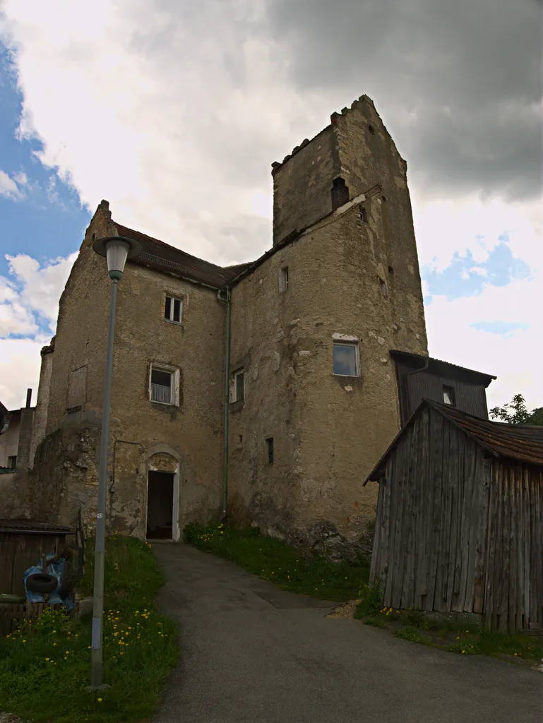 Ehem. Burg, Altes Schloß, Burgweg 5, Maxhütte-Haidhof, Ortsteil Leonberg