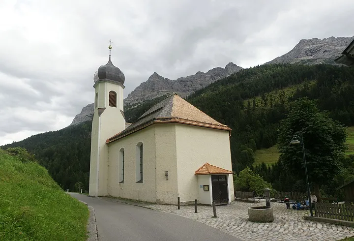 Kath. Pfarrkirche Unsere Liebe Frau vom Guten Rat, Friedhof christlich, Friedhof