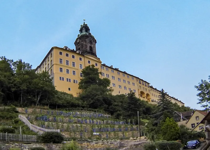 Das Residenzschloss Heidecksburg in Rudolstadt ist eines der prachtvollsten Barockschlösser in Thüringen. Ein Blick von der Alten Straße.