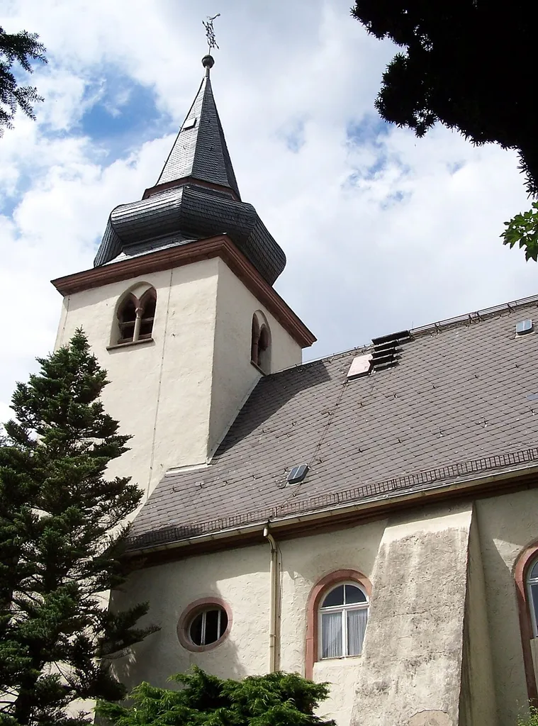 Ehemalige Evangelisch-Reformierte Kirche Ober-Eschbach (jetzt Stadtteil von Bad Homburg vor der Höhe). Turm und Schiff frühgotisch. Turmhelm und Chor barock. 1823 profaniert. Bis 1972 Bürgermeisteramt.