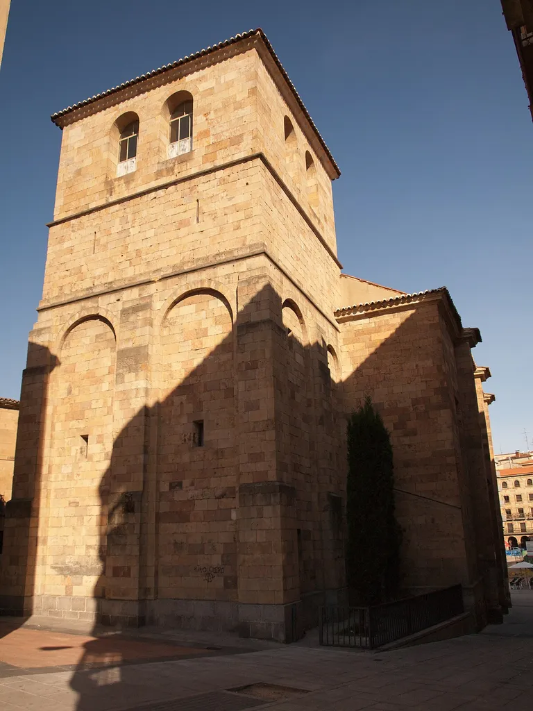 Vista lateral de Parroquia de San Julián