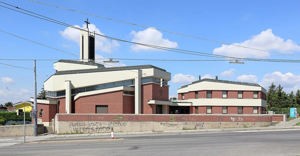 Kirche Zum Heiligen Kreuz und Pfarrzentrum am Laaer Berg an der Adresse Laaer-Berg-Straße 222 im 10. Wiener Gemeindebezirk Favoriten.Die Kirche mit einem ungleichschenkeligen sechseckigen Grundriss und freistehendem Kirchturm sowie das nördlich anschließende Pfarrhaus wurde nach Plänen des Architekten Herbert Schmid gegenüber dem Kurpark Oberlaa auf einer Anhöhe errichtet und 1986 geweiht.Das moderne Gesamtkunstwerk wurde in Anspielung auf die früher dominante Ziegelerzeugung in dieser Gegend in Sichtziegelbauweise ausgeführt.