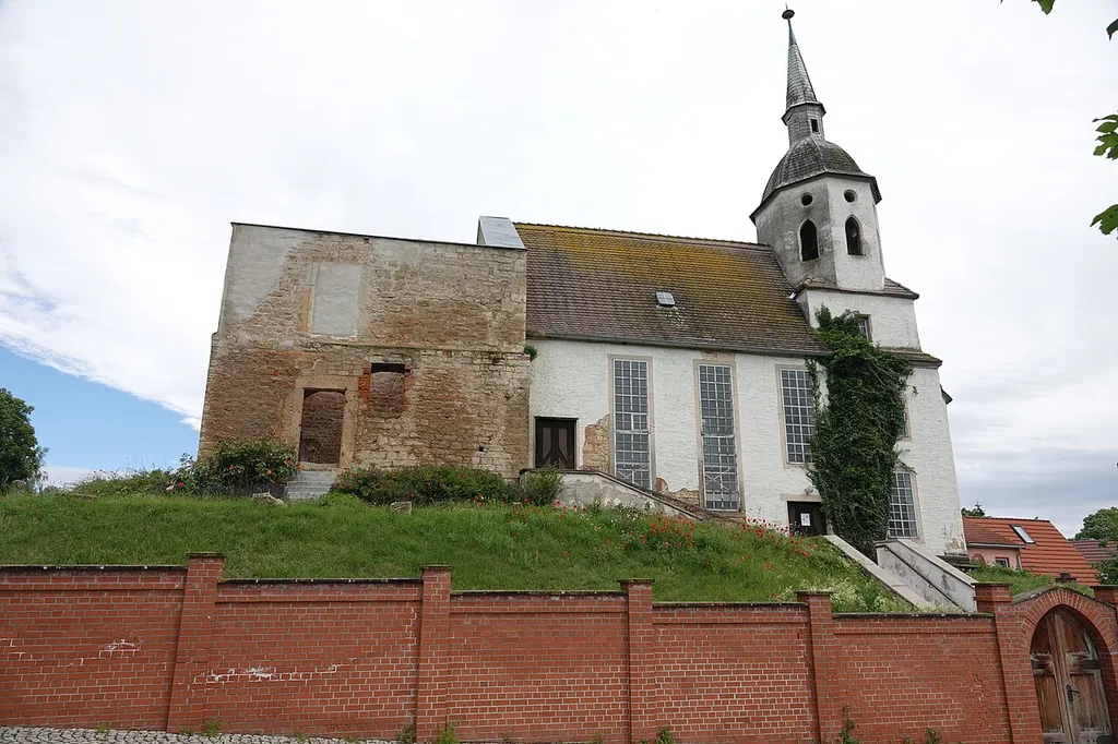 Dorfkirche Meyhen mit romanischem Wohnturmrest