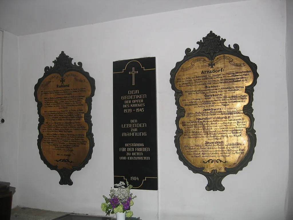 Gedenktafeln in der evangelischen Kirche Ruhland (Nordeingang); Mitte für Opfer des 2. Weltkrieges (1984); links für im 1. Weltkrieg Gefallene (namentlich genannt) aus Ruhland, rechts für im 1. Weltkrieg Gefallene (namentlich genannt) aus Arnsdorf, Biehlen, Guteborn, Jannowitz, Naundorf und Schwarzbach