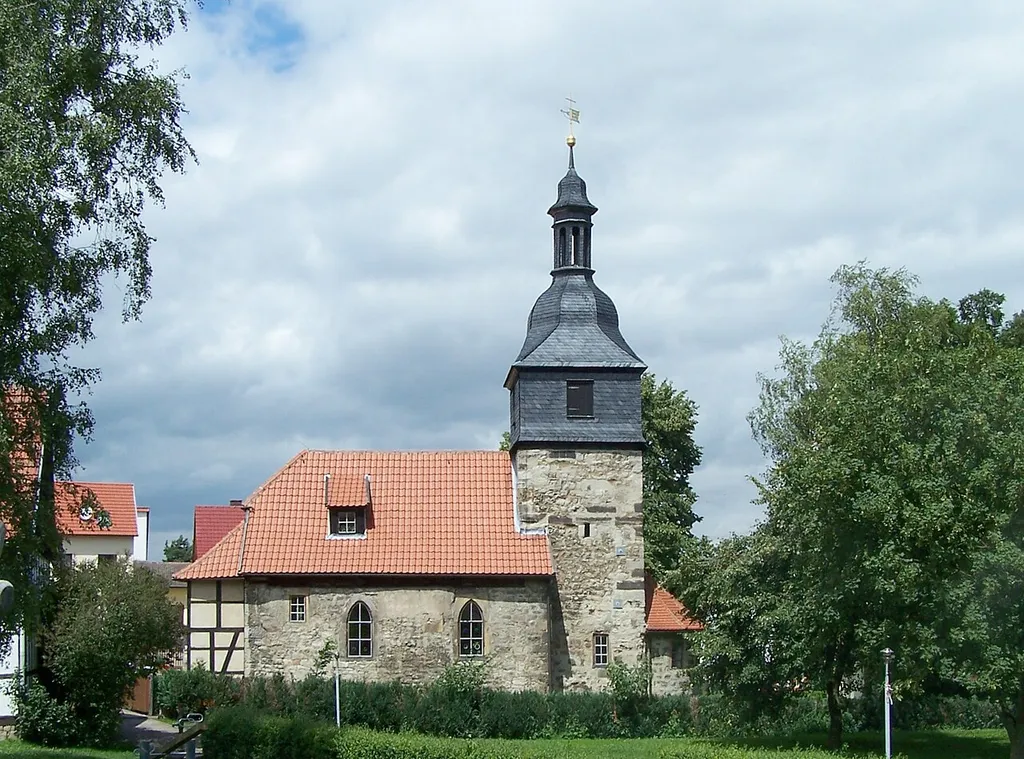 Die Dorfkirche von Weingarten im Landkreis Gotha. Ansicht vom Festplatz.