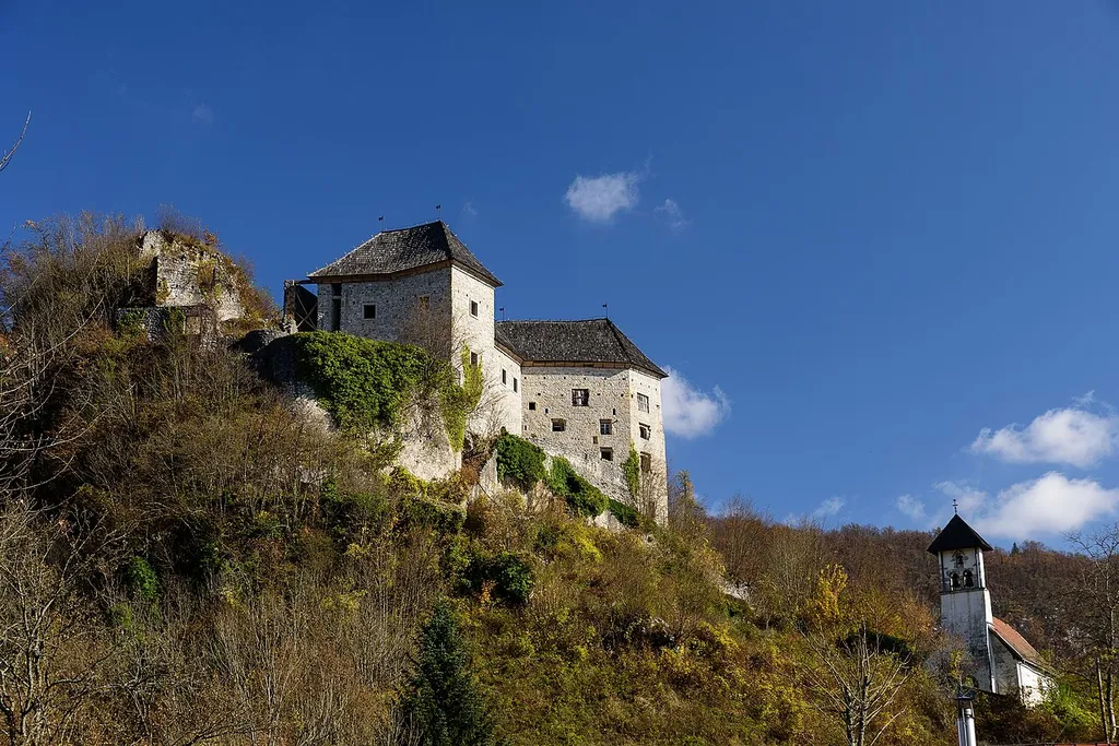 Grad z uničenim stolpastim jedrom in palacijem stoji na strmi skali nad dolino Kolpe. Zunanje obzidje gradu ščiti majhno trško naselje z nekaj hišami in cerkvico. Datacija: 13. stol., druga četrtina 14. stol., 1336, zadnja četrtina 16. stol., 1578, prva četrtina 19. stol., 1809.