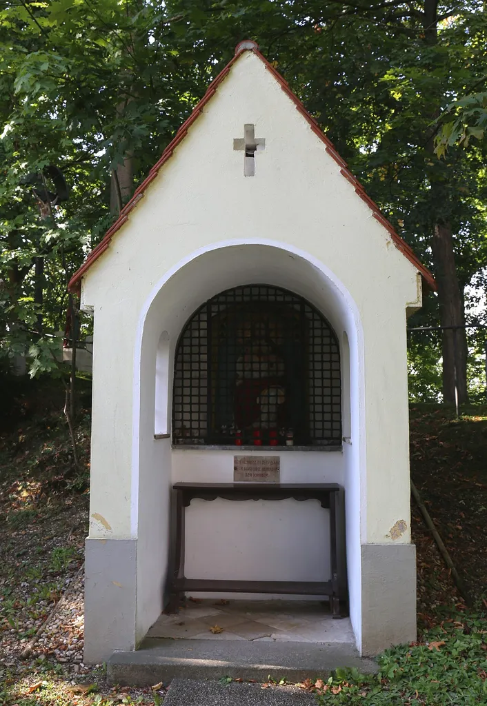 Salvatorberg, Mainburg; Kapelle, kleiner Steildachbau mit Rundbogenöffnung, 1918.