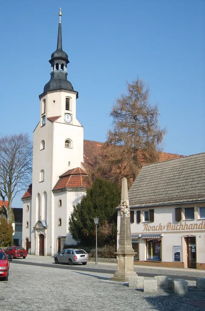 Die Kirche St. Katharina mit Postmeilensäule