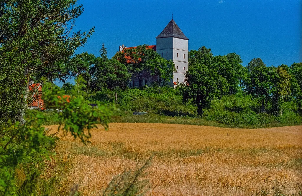 Bezławki, zamek przekształcony w kościół